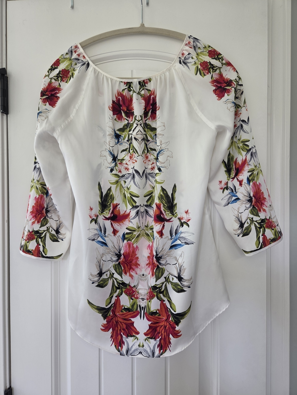 White House Black Market White Tunic with Red, Green & Blue Floral Print - Picture 2 of 4